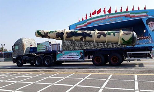 Irán exhibe su nuevo sistema de defensa antiaérea Irán exhibe su nuevo sistema de defensa antiaérea en un desfile militar